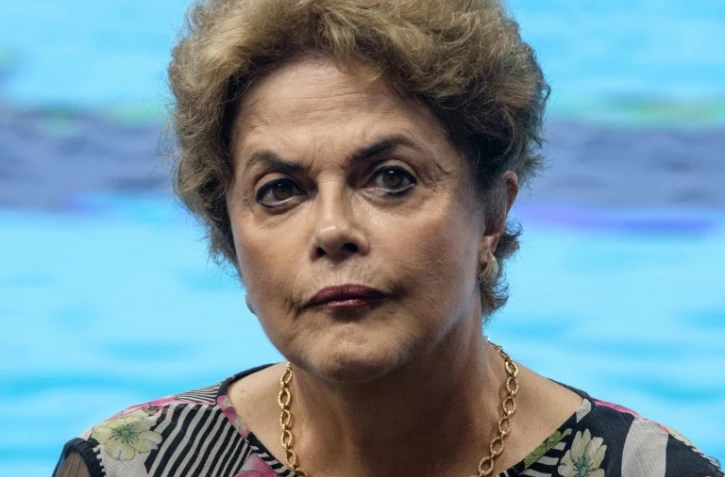 La présidente du Brésil Dilma Rousseff inaugure le centre aquatique au parc olympique de Rio de Janeiro, le 8 avril 2016, alors que pèse sur elle la menace d'une destitution