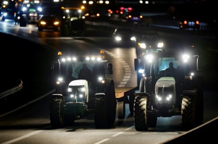 Des agriculteurs conduisent leur tracteur sur la RN118 pour protester contre le projet d'accord de libre-échange de l'Union européenne avec les pays du Mercosur, le 17 novembre 2024 à Vélizy-Villacoublay (Yvelines)
