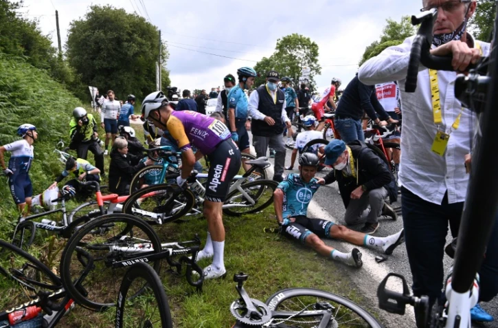 Plusieurs coureurs sont pris en charge par le staff médical après une chute lors de 1ère étape du Tour de France entre Brest et Landerneau, le 26 juin 2021