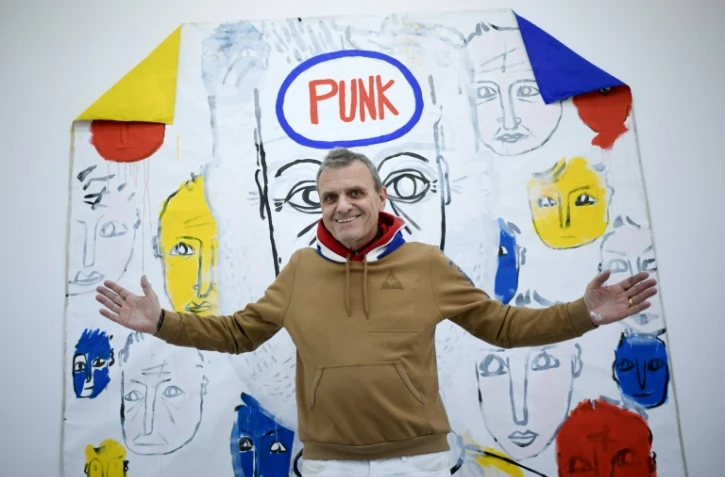 Le créateur de mode Jean-Charles de Castelbajac pose devant l'une de ses oeuvres à la galerie Magda Danysz à Paris, le 1er février 2018