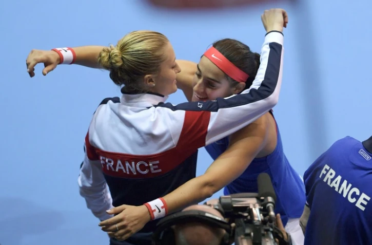 Caroline Garcia avec Kristina Mladenovic après avoir égalisé pour la France face aux Tchèques en Fed Cup, le 12 novembre 2016 à Strasbourg