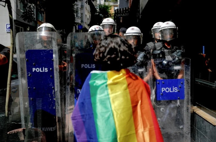 Un participant à la la Marche des Fiertés LGBTQ+ fait face à des policiers, le 26 juin 2022 à Istanbul 