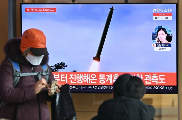 Un écran de télévision, dans une station ferroviaire de Séoul, montre des images du tir d'un missile depuis la Corée du Nord, le 5 janvier 2022
