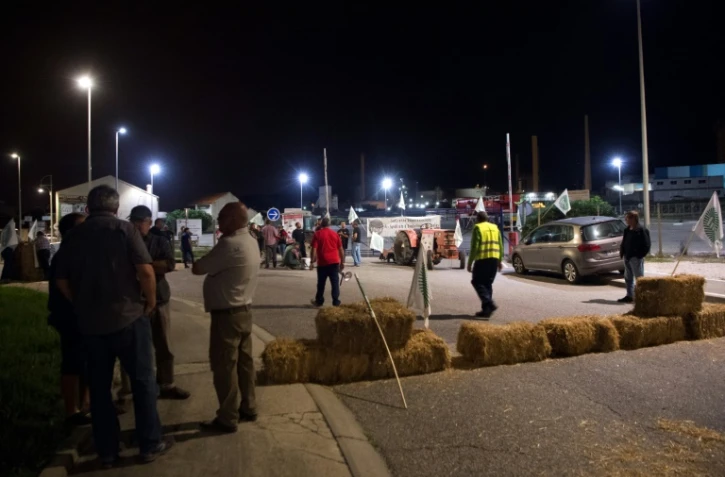 Des agriculteurs bloquent l'accès de la bioraffinerie Total de La Mède, le 10 juin 2018 à Châteauneuf-les-Martigues, dans les Bouches-du-Rhône