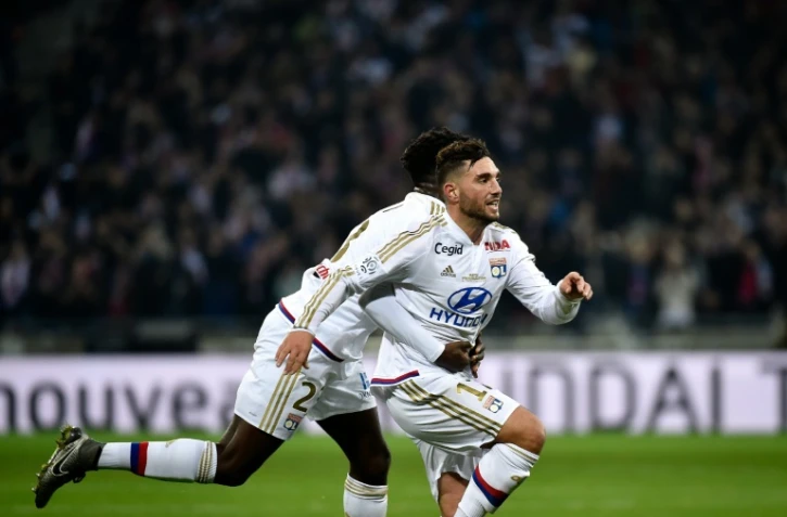 Jordan Ferri (d) fête son magnifique but face à Troyes avec son coéquipier Samuel Umtiti, le 9 ajnvier 2016 au Parc OL