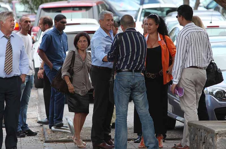 François Caillé au milieu du personnel  du groupe Caillé
