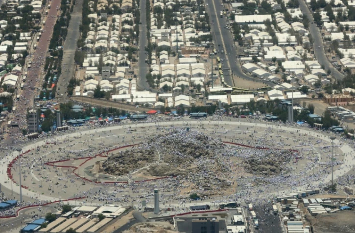 Vue aérienne de pélerins musulmans sur le mont Arafat lors du hajj le 27 juin 2023