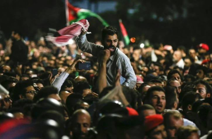 Des manifestants jordaniens protestant contre un projet de loi fiscal devant les bureaux du Premier ministre le 2 juin 2018