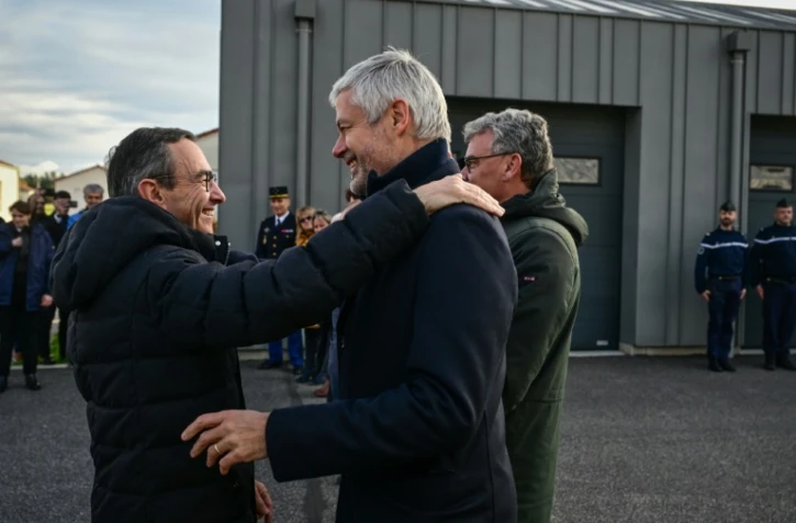 Bruno Retailleau (g) et Laurent Wauquiez se donnent une accolade, à Bas-en-Basset (Haute-Loire), le 22 novembre 2024