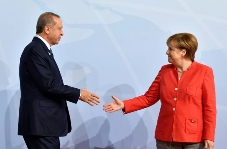 La chancelière allemande Angela Merkel accueille le président turc Recep Tayyip Erdogan à son arrivée au sommet du G20 à Hambourg, le 7 juillet 2017
