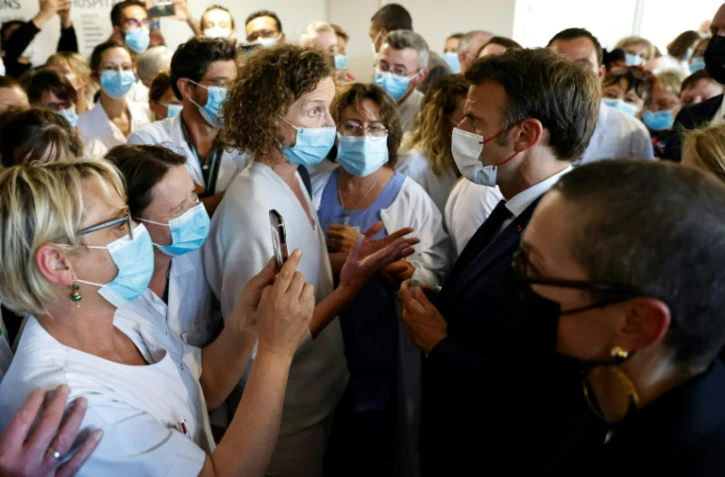 Le président Macron à l'hôpital de Cherbourg (Manche) le 31 mai 2022