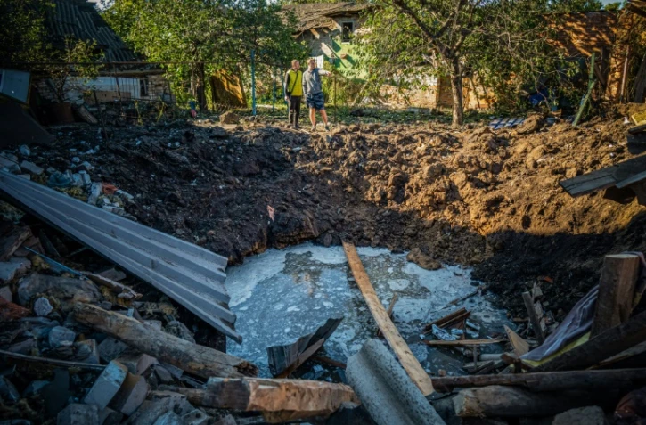 Un cratère causé par la chute d'un missile, à Kharkiv, deuxième ville d'Ukraine, le 6 septembre 2022