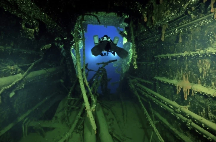 Photo obtenue auprès du ministère grec de la Culture, le 15 septembre 2025, montrant un plongeur explorant le HMHS Britannic, bateau jumeau du Titanic, transformé en navire-hôpital pendant la Première Guerre mondiale, qui a coulé près de l'île grecque de Kéa en 1916 après avoir heurté une mine 