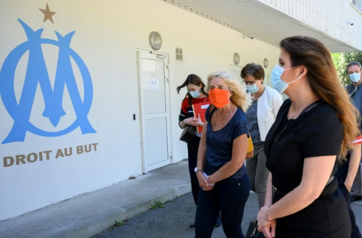 La présidente de l'association SOS Femmes 13, Emmanuelle Rastoin, et la secrétaire d'Etat à l'égalité femmes-hommes, Marlène Schiappa, au siège de l'OM le 6 mai 2020