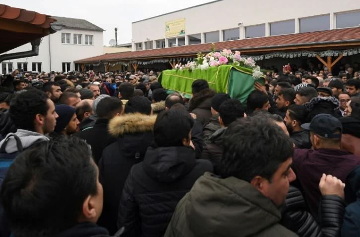 Le cerceuil d'une des victimes de l'attaque de Strasbourg est transporté dans les rues du marché de Noël à Strasbourg, le 14 décembre 2018