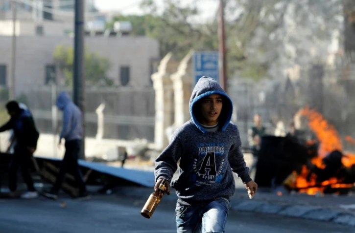 Heurts entre jeunes manifestants palestiniens et soldats israéliens à l'entrée de la ville de Bethléem en Cisjordanie occupée, le 10 décembre 2017 