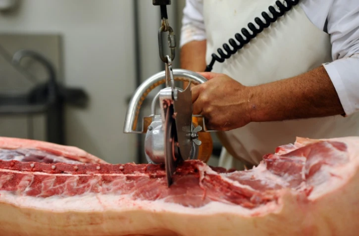 Un boucher en plein travail dans un abattoir, le 18 septembre 2015 en France