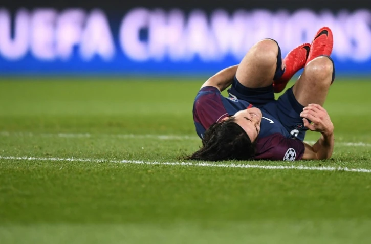 L'attaquant du PSG Edison Cavani à terre après un choc lors du match contre le Real Madrid en Ligue des champions au Parc des Princes, le 6 mars 2018