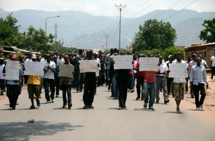 Des manifestants lors des funérailles d'un journaliste tué avec sa famille, à Bujumbura le 20 octobre 2013, demandant au gouvernement de mettre fin aux violences