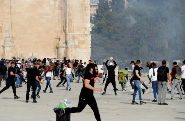 Des heurts éclatent entre Palestiniens et police israélienne aux abords de la mosquée al-Aqsa, le 10 mai 2021, jour de la célébration selon le calendrier hébraïque de la "Journée de Jérusalem"