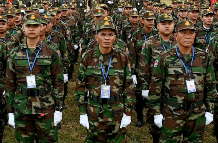 Des soldats lors d'une cérémonie marquant le 25e anniversaire de la formation de l'armée royale cambodgienne à Phnom Penh, le 24 janvier 2024