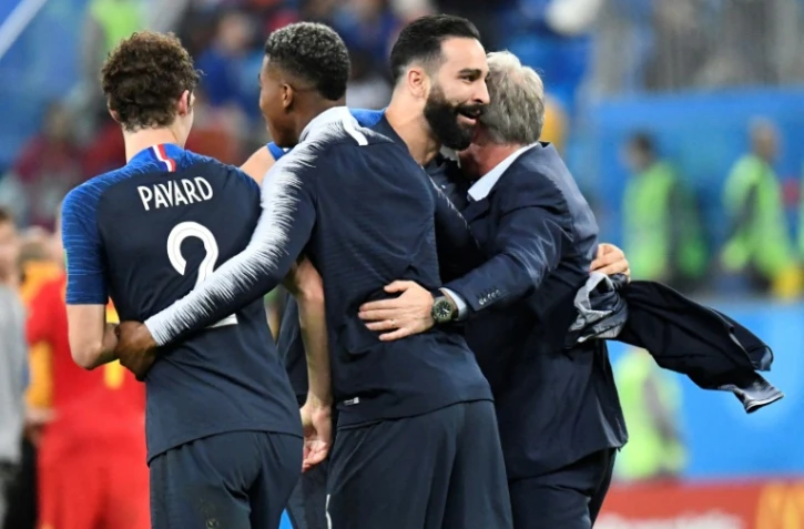 Les Bleus et le sélectionneur Didier Deschamps (d) se congratulent après leur qualif pour la finale du Mondial, au détriment de la Belgique, le 10 juillet 2018 à Saint-Pétersbourg 