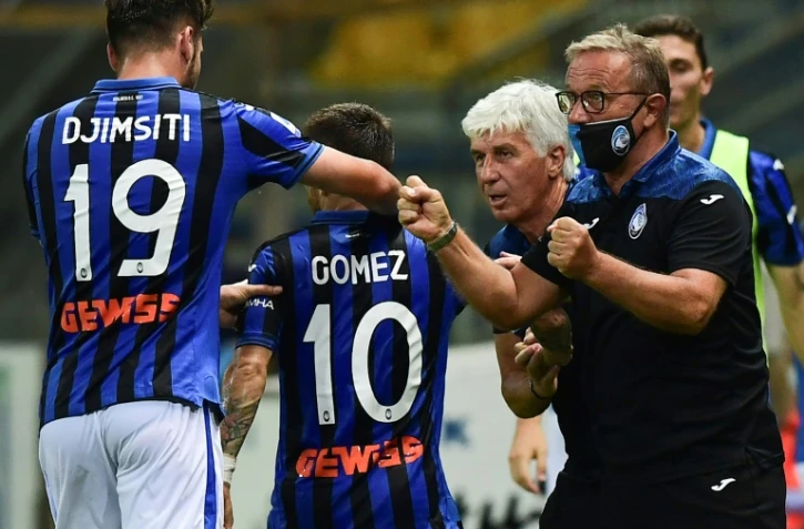 Papu Gomez félicité par son entraîneur Gian PIero Gasperini et par ses coéquipiers après son but pour l'Atalanta à Parme, le 28 juillet 2020