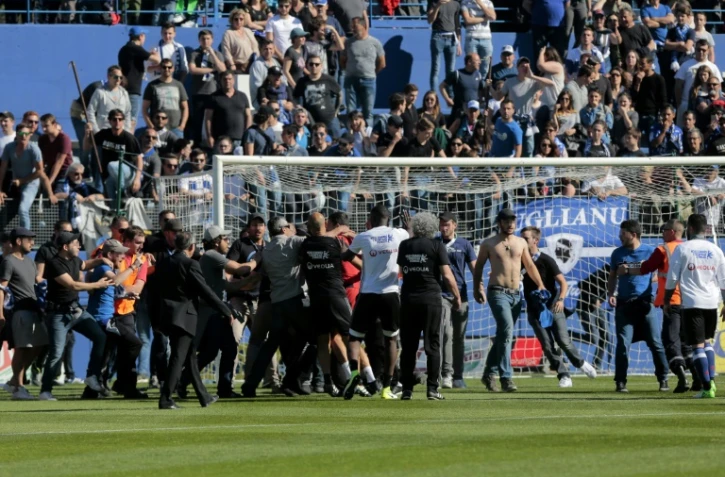 Des supporters bastiais envahissent la pelouse du stade Armand-Cesari, le 16 avril 2017