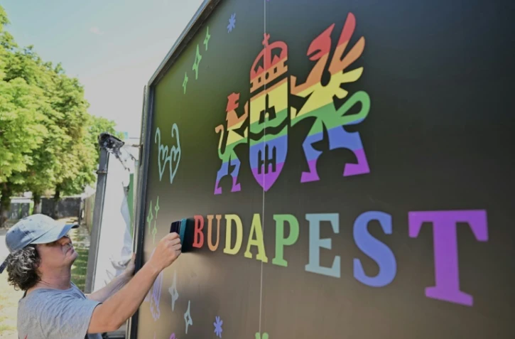 Une affiche promouvant la marche des fiertés de Budapest, le 27 juin 2025 dans le centre-ville
