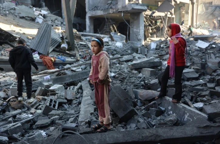 Des enfants sur le site d'une frappe israélienne nocturne meurtrière à Jabalia, dans le nord de Gaza, le 1er janvier 2025