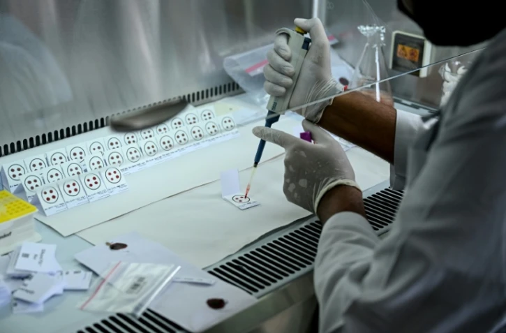 Un scientifique réalise un test ADN au Laboratoire national de médecine légale à Lalitpur, près de Katmandou, au Népal, le 19 septembre 2026
