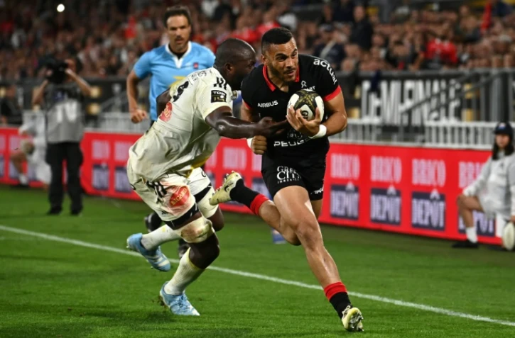 L'ailier toulousain Matthis Lebel, servi au pied par Romain Ntamack, file à l'essai à la dernière minute de la demi-finale de Top 14 remportée par le Stade toulousain 39-23 face à La Rochelle le 21 juin 2024 à Bordeaux