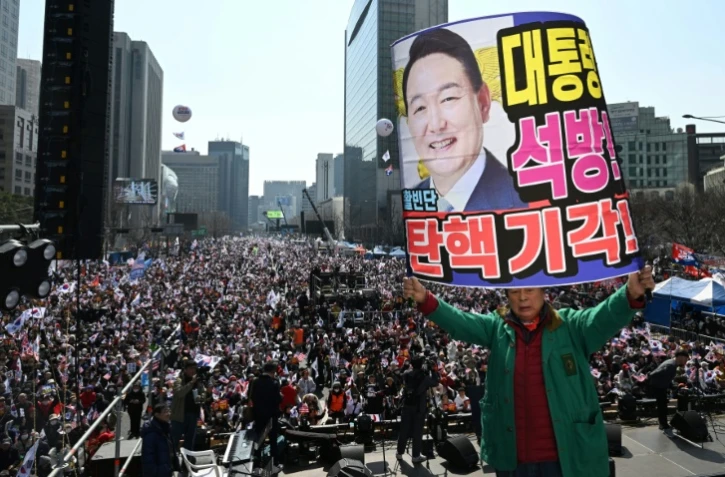 Rassemblement en faveur du président sud-coréen Yoon Suk Yeol à Séoul, le 8 mars 2025, jour où il a quitté le centre de détention où il était incarcéré, après l'annulation par un tribunal de son arrestation. Il fait toujours l'objet d'une enquête sur sa déclaration de la loi martiale