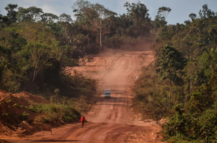 Un camion sur l'autoroute transamazonienne en construction près d'Itaituba au Brésil le 14 septembre 2019