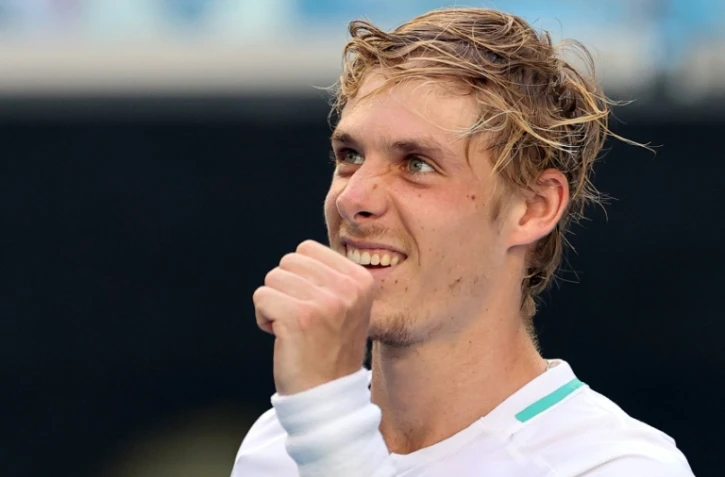 Le Canadien Denis Shapovalov vainqueur de l'Allemand Alexander Zverev en 8es de finale de l'Open d'Australie à Melbourne le 23 janvier