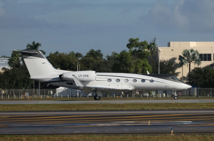 L'avion transportant le sénateur brésilien Flavio Bolsonaro arrive à l’aéroport d’Opa-locka à Miami, le 28 octobre 2026 en Floride