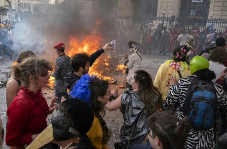 Des milliers de Français défient les mesures sanitaires lors d'un carnaval à Marseille, le 21 mars 2021