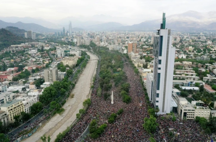 Vue aérienne de centaines de milliers de personnes manifestant à Santiago le 25 octobre 2019