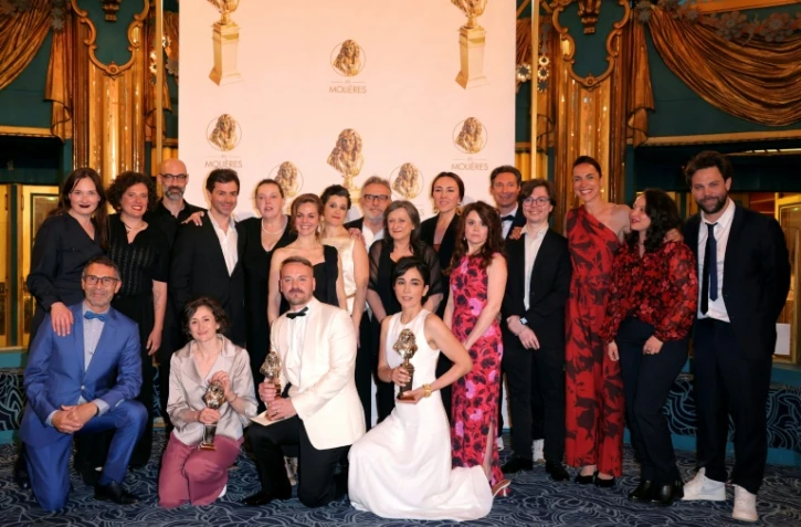 La troupe de "Le procès d'une vie" pose avec le Molière du Théâtre privé, aux Folies Bergères le 4 mai 2026 à Paris 