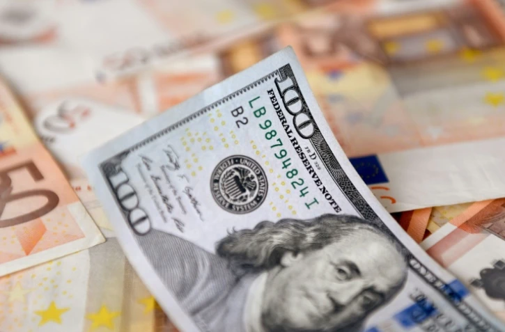 L'euro a plongé sous le seuil de 0,99 dollar lundi pour la première fois depuis fin 2002