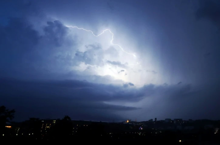 Seuls sept départements de l'Ouest du  pays restaient en vigilance orange en raison de risques d'orages, a indiqué Météo-France