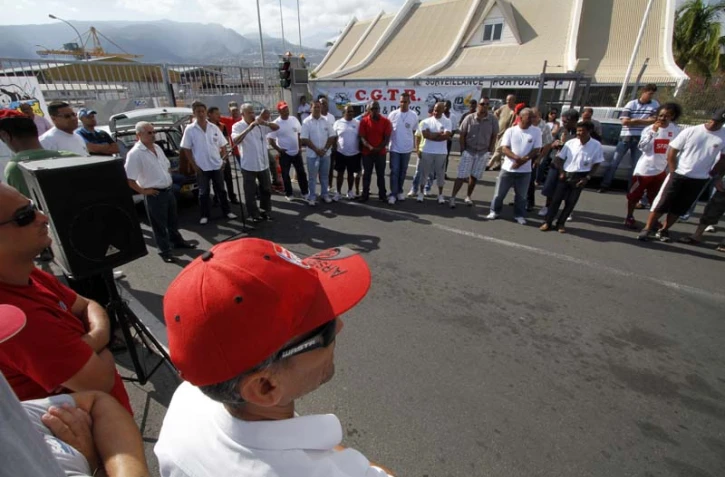 Mardi 12 octobre 2010 - Les dockers du Port bloquent l'entrée à l'enceinte portuaire (Photo Julie Fioretti)