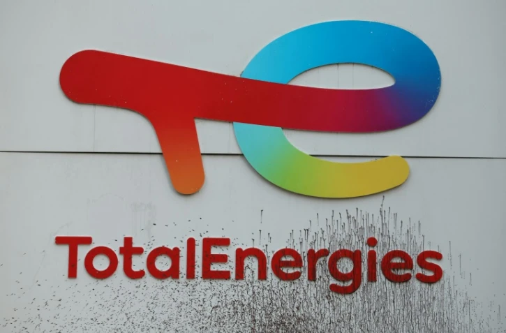 Le tribunal judiciaire doit dire si TotalEnergies a diffusé des "publicités mensongères" laissant croire qu'elle pourrait devenir un "acteur majeur de la transition énergétique" tout en continuant ses activités dans le pétrole et le gaz