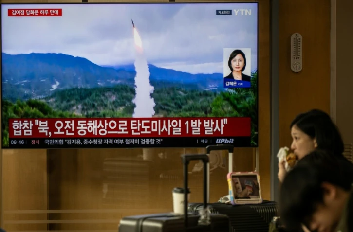 Un écran dans une gare de Séoul diffuse des images d'un essai de missile nord-coréen, le 3 octobre 2026
