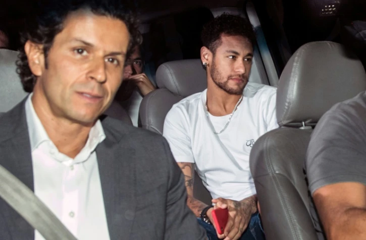La superstar Neymar en route vers l'hôpital de Belo Horizonte, le 2 mars 2018 afin d'y être opéré du pied