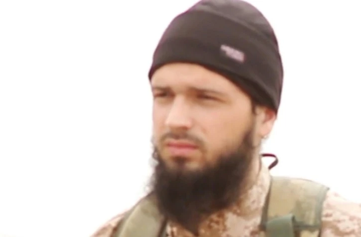 Capture d'écran d'une vidéo de propagande diffusée le 17 novembre 2014 par al-Furqan Media montrant le Français Maxime Hauchard également connu sous le nom d'Abu Abdallah al-Faransi