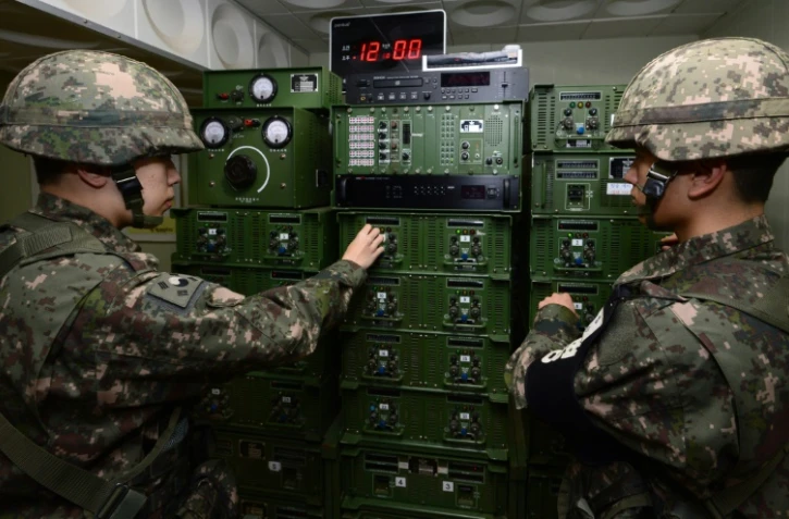 Des soldats sud-coréens ajustent les niveaux des hauts parleurs qui diffusent de la propagande à destination de la Corée du nord, à la frontière entre les deux Corée, le 8 janvier 2016