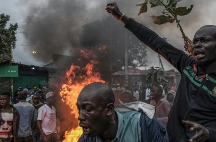 Des soutiens du candidat Raila Odinga expriment leur colère dans une rue de Nairobi, au Kenya, le 15 août 2022, après l'annonce de la victoire de William Ruto à l'élection présidentielle