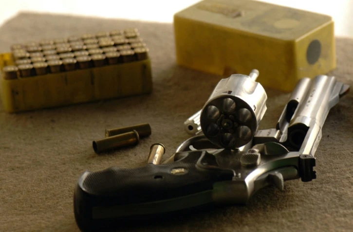 Dix hommes ont été mis en examen pour "acquisition, détention, cession et transport en réunion "de catégories A et B", soit des armes de guerre et de poing, et "association de malfaiteurs"