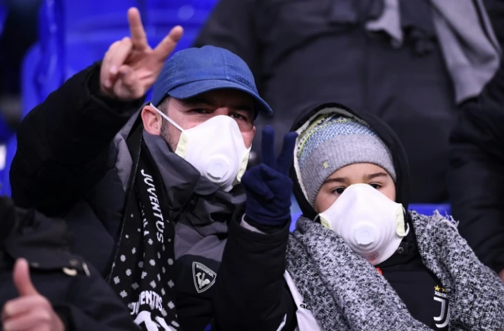Des supporters de la Juventus arborent des masques de protection anti coronavirus, lors du déplacement de leur équipe à Lyon, le 26 février 2020